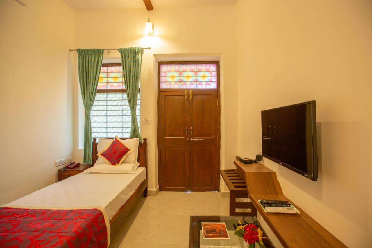 Kstdc Hotel Mayura Adilshahi Bijapur Exterior foto
