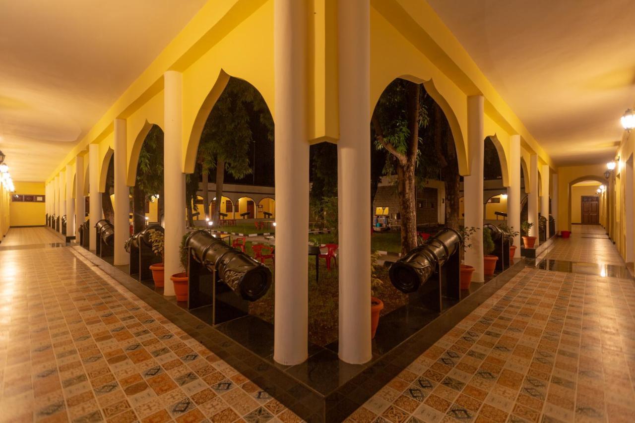 Kstdc Hotel Mayura Adilshahi Bijapur Exterior foto