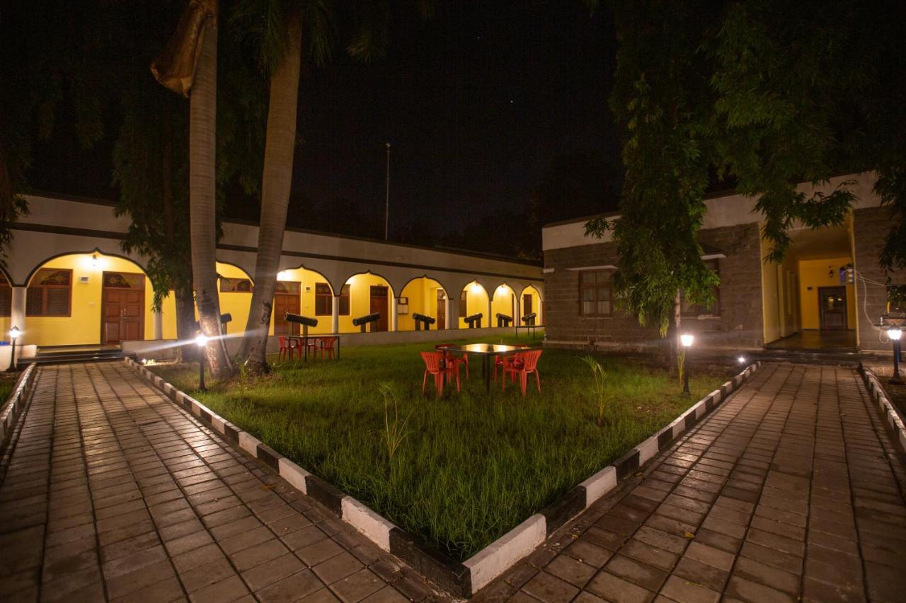 Kstdc Hotel Mayura Adilshahi Bijapur Exterior foto
